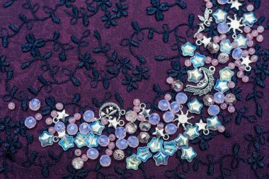 Gümüş ay ve yıldız kolye ve pembe opal boncuk nakış kumaş üzerine