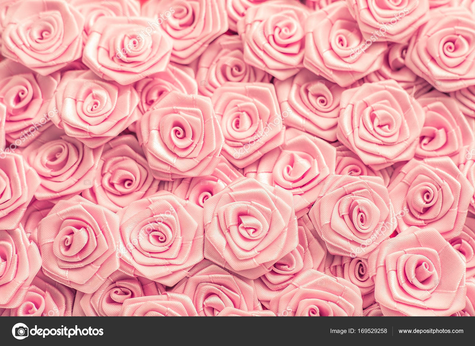 Với những đường nét mộc mạc của họa tiết hoa hồng, bạn sẽ cảm thấy phấn khích và vui sướng đến kỳ lạ. Những bông hoa tươi sáng, ấm áp sẽ cho bạn cảm giác như đang nằm trong một vườn hoa thật sự.