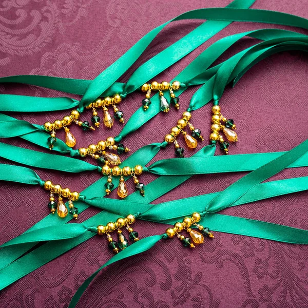Musujące Efektowne Ozdoby Wstążce Naszyjniki Emerald Złoto Purpurowe Tło — Zdjęcie stockowe
