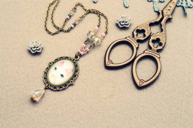Kristaller ve cameo vintage tarzı, Bayan aksesuarlar, kızlar, nakış ve boncuklar, eski makas dokuma dekorasyon ile kolye