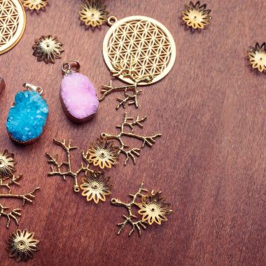 Ahşap masa üzerinde doğal kuvars taşlı altın çerçeve içinde küçük kolye, moda aksesuarları kızlar, el yapımı el sanatları için fotoğrafçılık kare