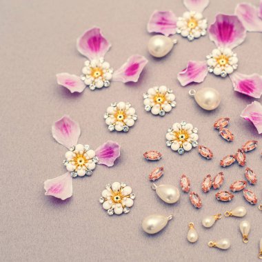 Malzeme ve dikiş aksesuarları. Nakış elbiseler başlangıcı. Dekorasyon elbise, çanta ve kostümleri.