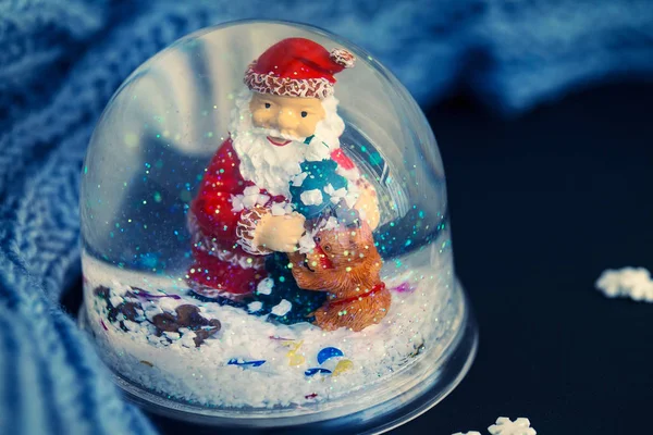 Schneekugel Mit Weihnachtsmann Figur Und Schneeflocken Pailletten Warmem Winterschal Und — Stockfoto