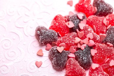 Karışık kalp şekilli marmelat, renkli aşk tatlısı, şeker parçacıkları serpiştirilmiş jöleler.