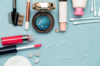 Yüz estetiği, yumuşak pamuk pedleri makyaj çıkarıcı, yumuşak dudak kremi, dudak parlatıcısı, göz farı, parlak doğal cilt sıvısı.