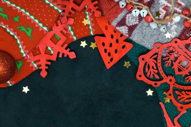 Güzel Noel süslemeleri, örgü çoraplar, kırmızı toplar, tahta oyma oyuncaklar ve çanlar.