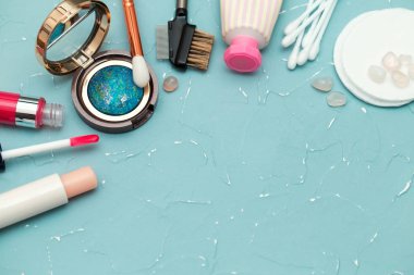 Yumuşak yüz kozmetik ürünleri, makyaj giderici, yumuşak dudak kremi, dudak parlatıcı, göz farı, parlak doğal cilt için temel sıvısı.