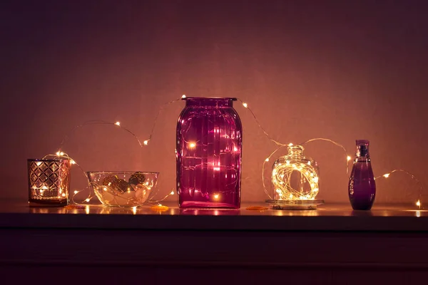 Kısımda Parıldayan Işıklar Cam Vazolarla Süslü Çelenkler Dekorasyonu — Stok fotoğraf