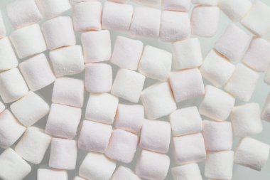 Yumuşak beyaz marşmelovlar, tipik olarak şeker, su ve jelatin karışımından yapılan bir şekerleme türüdür.