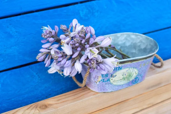 Pequeño Ramo Flores Una Cesta Flores Frescas Jardín Sobre Fondo —  Fotos de Stock