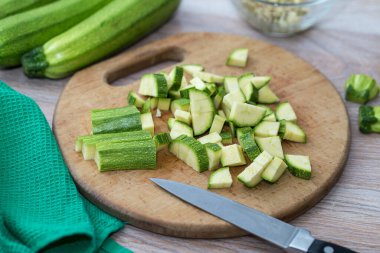 Yeşil kabak, kesim tahtasında dilimlenmiş, evde pişirmek için taze sebzeler.