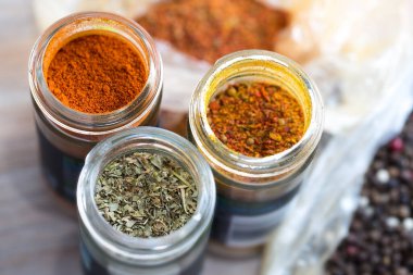 Yakın çekim baharatları, Cayenne acı biberi, İtalyan otları, kişniş ve zerdeçal içeren evrensel baharatlar.