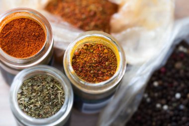 Yakın çekim baharatları, Cayenne acı biberi, İtalyan otları, kişniş ve zerdeçal içeren evrensel baharatlar.