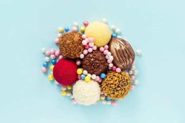Çikolata şekerlemeleri üst görünüm, şeker boncuklu şenlikli şekerler, farklı doldurulmuş şekerler.