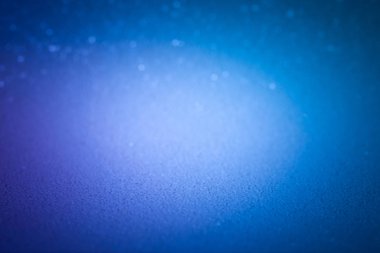 Pul içeren mavi soyut arkaplan, kenarlarda bokeh ve koyulaşma