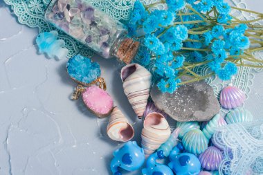 Çeşitli biblolar, kabuklar, kristaller ve hobiler ve neşe için diğer sevimli eşyalar