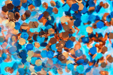 Şeffaf bir sıvıda Macro pulları ve hava kabarcıkları, mavi ve sarı parıltılı parlak festival arka planı