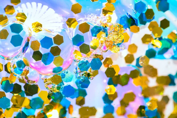 宏观序列和气泡在透明的液体中 明亮的节日背景 蓝色和黄色的闪光 — 图库照片