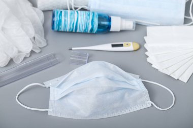 Virüs enfeksiyonlarından korunmak için, hava damlacıklarıyla bulaşır. Tıbbi maske, bir şişe antiseptik, mendil, silikon eldiven ve termometre.