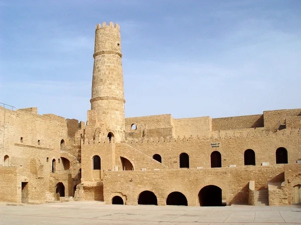 Fortaleza de pedra (ribat) com uma torre na cidade de Monastir — Fotografia de Stock