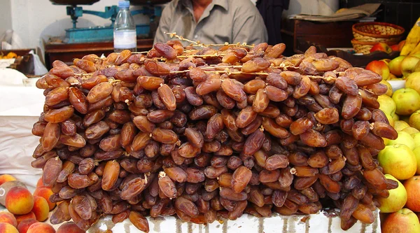 Yerel bir pazarda bir duvara barındırmanın Tunus tarihleri 