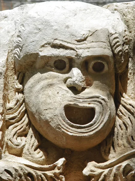 Каменная маска - украшение древнеримского театра в Демре — стоковое фото