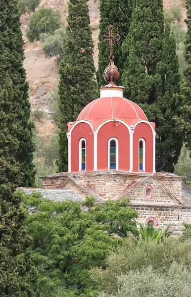 Cúpula da antiga igreja no Monte Athos olhando para fora do verde — Fotografia de Stock