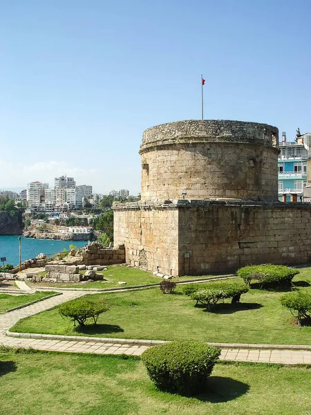 Antiga torre romana Khidirlik na cidade de Antalya — Fotografia de Stock