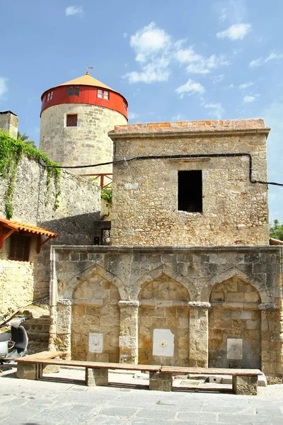Antik çeşme ve bir yel değirmeni Rodos Adası