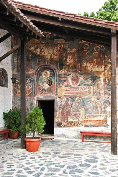 Wejście do Kościoła klasztoru Panagia Mavriotissa w th — Zdjęcie stockowe
