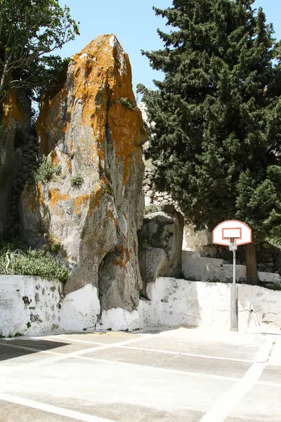 Nikia Köyü Nisiro Adası üzerinde Basketbol Sahası — Stok fotoğraf