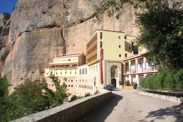 (The Great Cave) - Monastery near the village of Kalavryta. Pelo — Stock Photo, Image