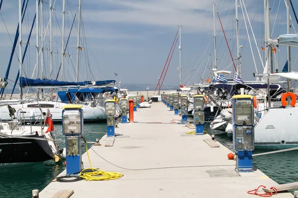 Molo per yacht con acqua ed elettricità — Foto Stock