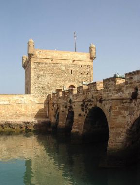 Kale duvarı ve toplar Essaouira içinde