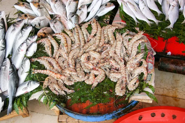 A captura de camarão e peixe no mercado turco — Fotografia de Stock