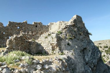 Paleo Pili k Adası Bizans Kalesi'nin kalıntıları