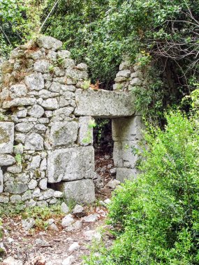 Olympos Antik Kenti t arasında giriş kalıntıları
