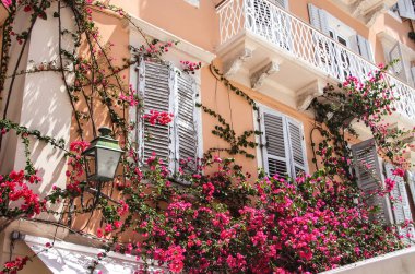 Binanın içinde güzel balkon
