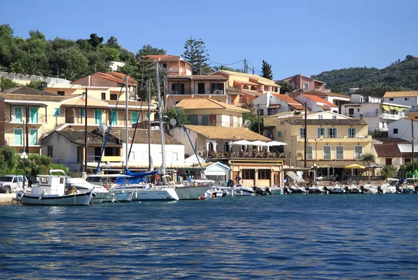 Quay da aldeia de Kassiopi é uma aldeia turística no norte — Fotografia de Stock