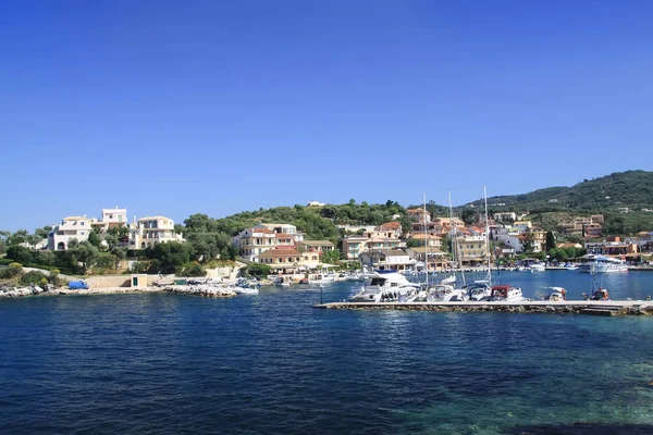 Muelle de la aldea de Kassiopi es un pueblo turístico en el norte — Foto de Stock