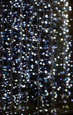 Çelenk ışık ampuller vitrinler dekorasyon