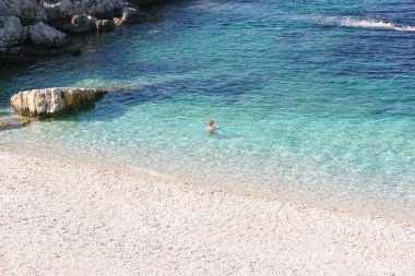 Korfu adasında güzel, vahşi bir sahil..