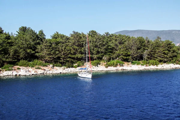 ケファロニア島の絵のように美しい海岸にある孤独なヨット — ストック写真