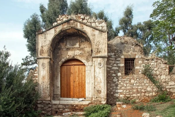Yok edilmiş eski medreseye giriş. Yunanistan, Atina. Plaka ilçesi