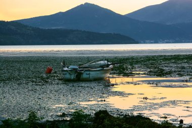 Kastoria 'da Orestiada Gölü' nde motorlu bir balıkçı teknesi. Yunanistan