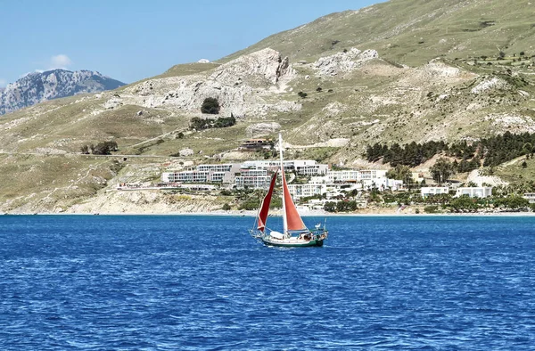 コス島の海岸から赤い帆を持つヨット ギリシャ — ストック写真