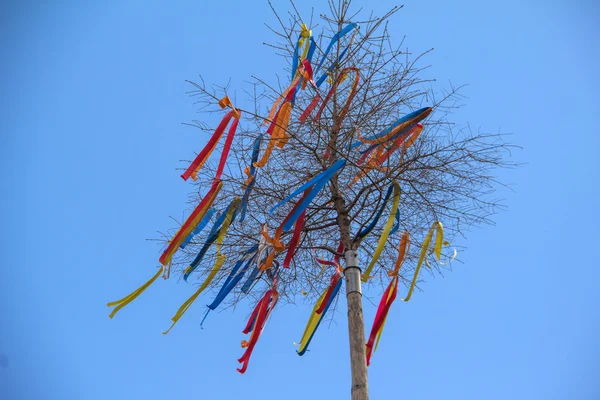 Maypole, decorato con nastri colorati — Foto Stock