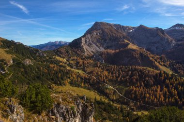  Jenner 1874 metre yüksek dağıdır