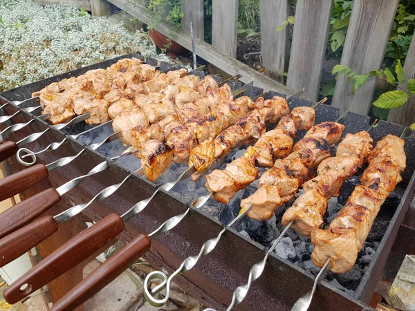 A carne é grelhada — Fotografia de Stock