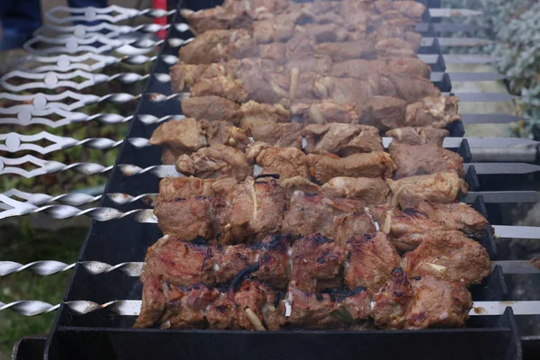 A carne é grelhada — Fotografia de Stock